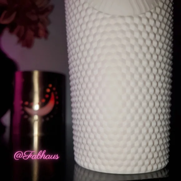 ☁️ Starbucks ☁️ Studded Matte White Venti Cold Tumbler - China Release 2022 - Picture 5 of 9